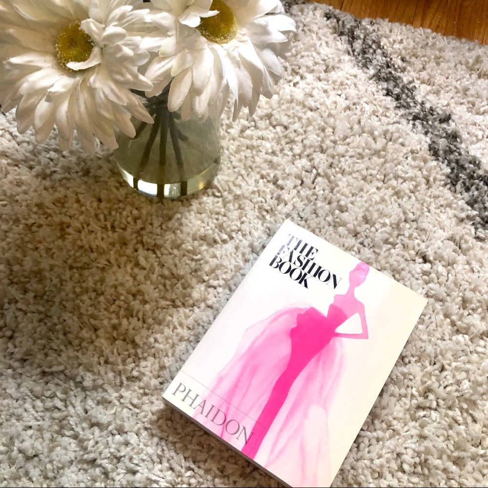 🌾 NWOT The Fashion Book